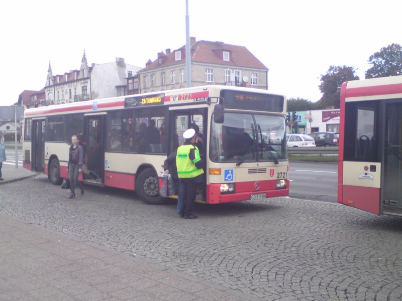 Mercedes O405N2 #2721 na zatramwaju