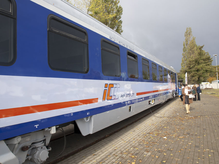 wagon pasa�erski NEWAG
