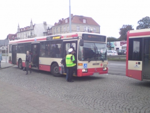 Mercedes O405N2 #2721 na zatramwaju
